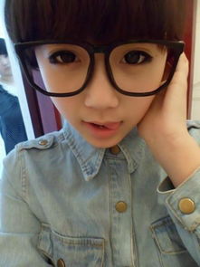 请帮我们三个闺蜜设计三个头像 皮肤 个性签名 网名,我们名字最后一个字分别是畅 瑶 怡,头像要带字的 要真人头像,不要卡通的,皮肤也是